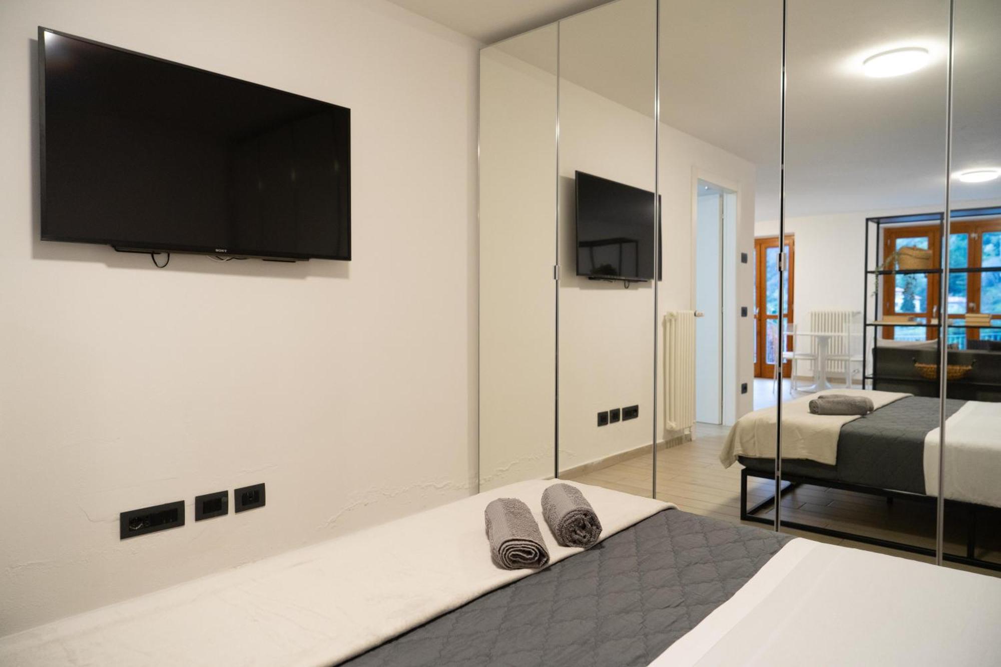 Vista Dolce Isola _ Lakeview Pool, Terrace & Garden Apartment อาร์เจโญ ห้อง รูปภาพ